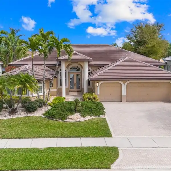GORGEOUS WATERFRONT POOL HOME IN THE HEART OF CORAL SPRINGS