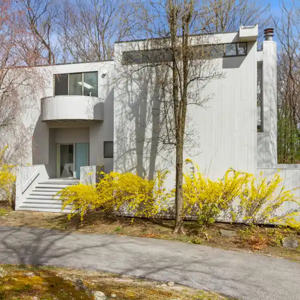 CONTEMPORARY FOUR-BEDROOM HOUSE
