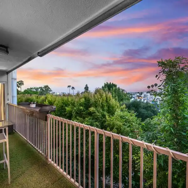 ELEGANT LIGHT-FILLED TOP-FLOOR CONDOMINIUM
