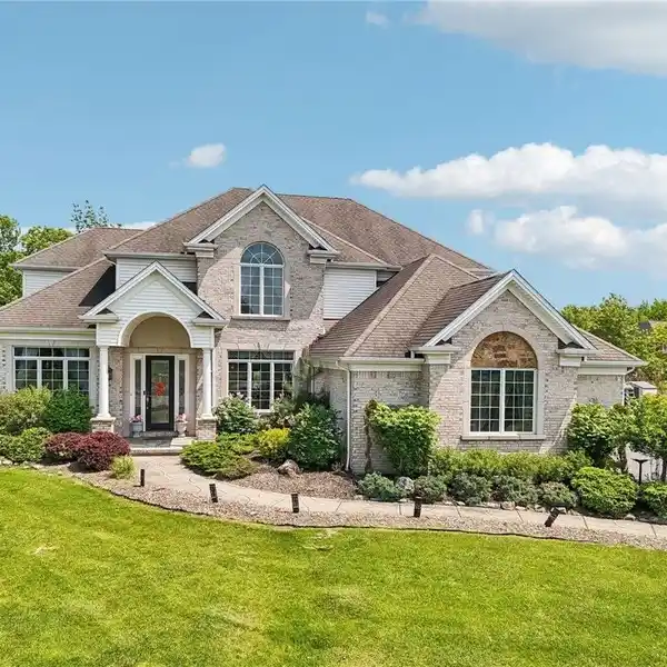 EXCEPTIONAL HOME BLENDING LUXURY AND COMFORT