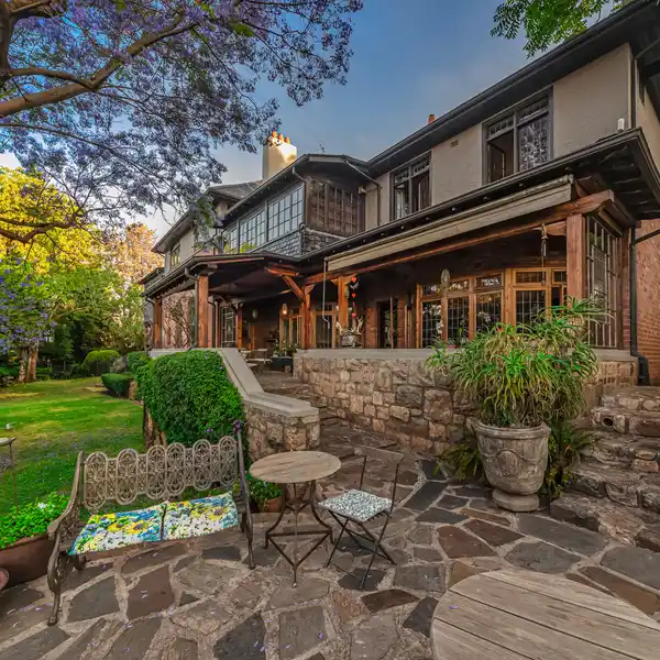 EXQUISITE EIGHT BEDROOM MANSION