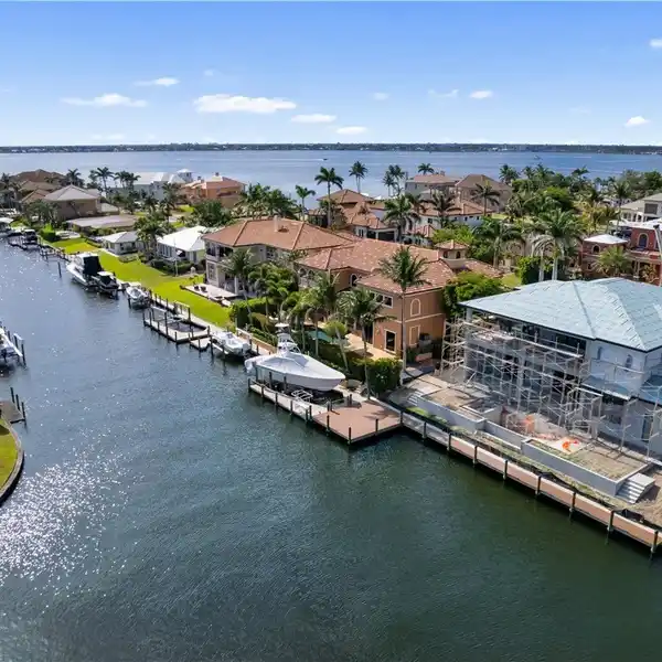 LUXURY LIVING IN TOWN AND RIVER