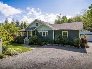 Charming 1930 Cottage Near Downtown