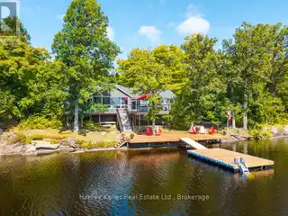 Water's Edge Hideaway Boasting Island-Dotted Views