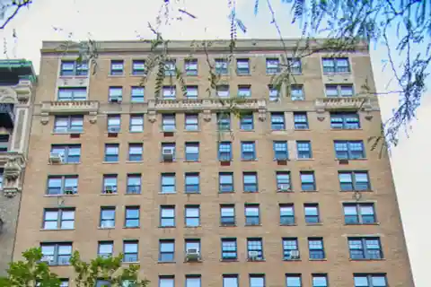 A Prewar Classic 6-Room Home in Move-In Condition