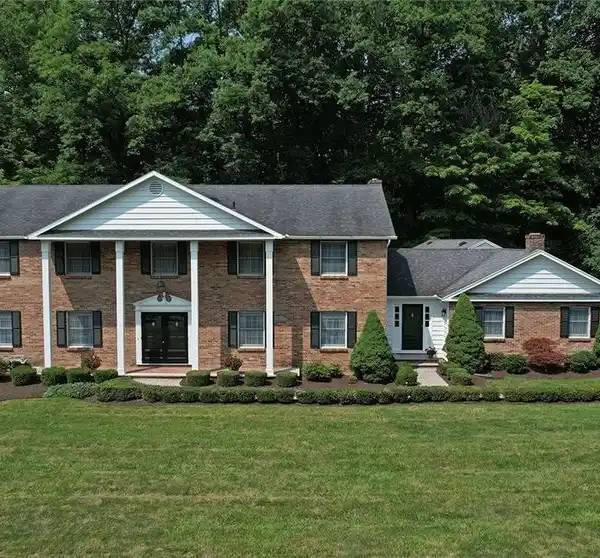 ELEGANT COLONIAL IN SOUGHT-AFTER LYMESTONE HILL