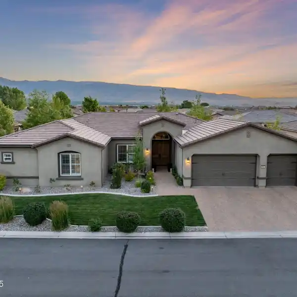BRIGHT AND OPEN HOME IN SADDLE RIDGE