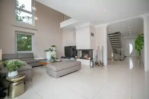 Impressive Home Blending Style and Comfort