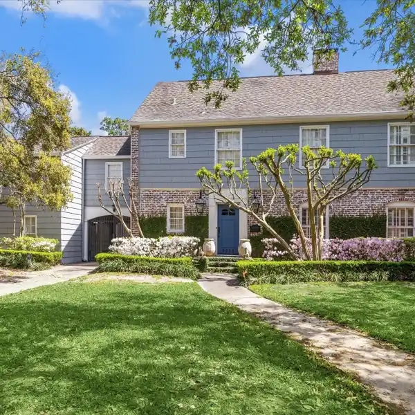 LOVELY HOME IN AN AMAZING LOCATION