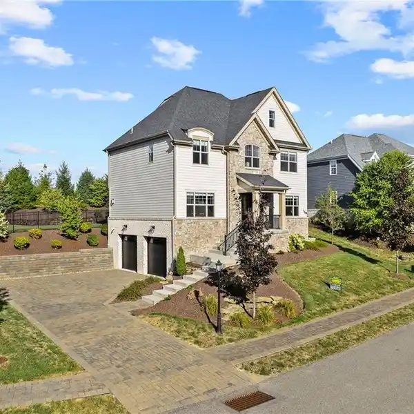 STUNNING CUSTOM HOME