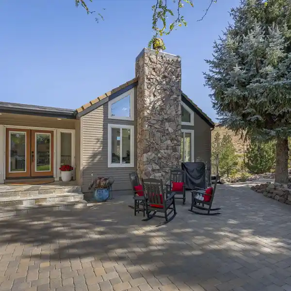 CUSTOM RESIDENCE ON A QUIET CUL-DE-SAC IN BEAUTIFUL VERDI