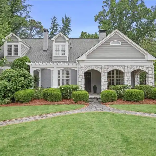 ELEGANT SPRINGLAKE GEM WITH PARKLIKE BACKYARD