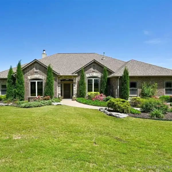PRIVATE COUNTRY OASIS WITH POND AND POOL
