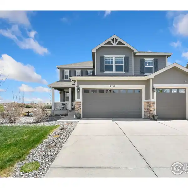 WELCOMING LUXURY HOME IN MAIL CREEK CROSSING