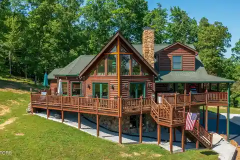Luxurious Log Cabin on over 14 Acres