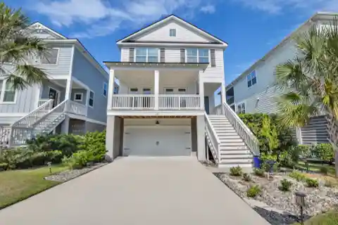 Versatile Beach-Close Residence