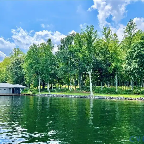 PRIVATE LAKE ANNA PENINSULA LOT WITH BOATHOUSE