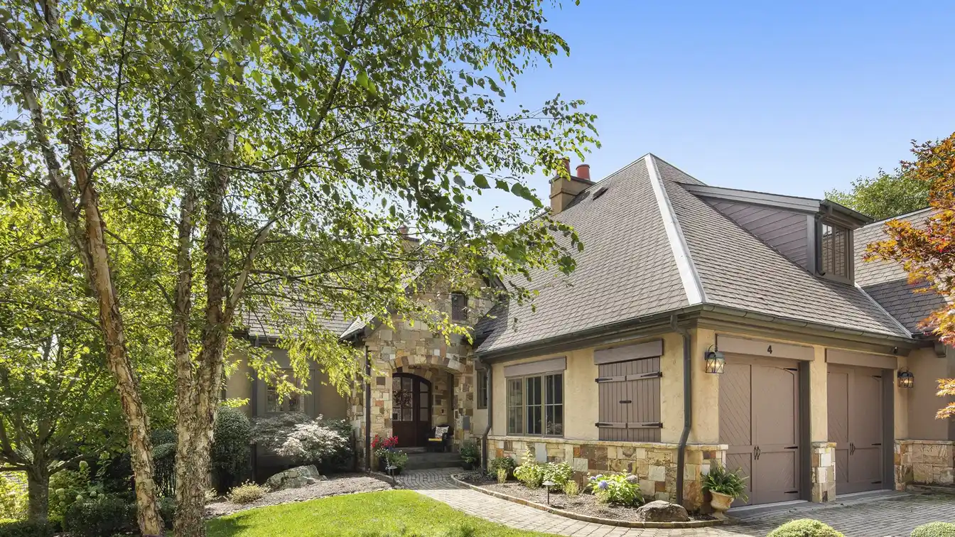 Large Townhome in Popular Enclave