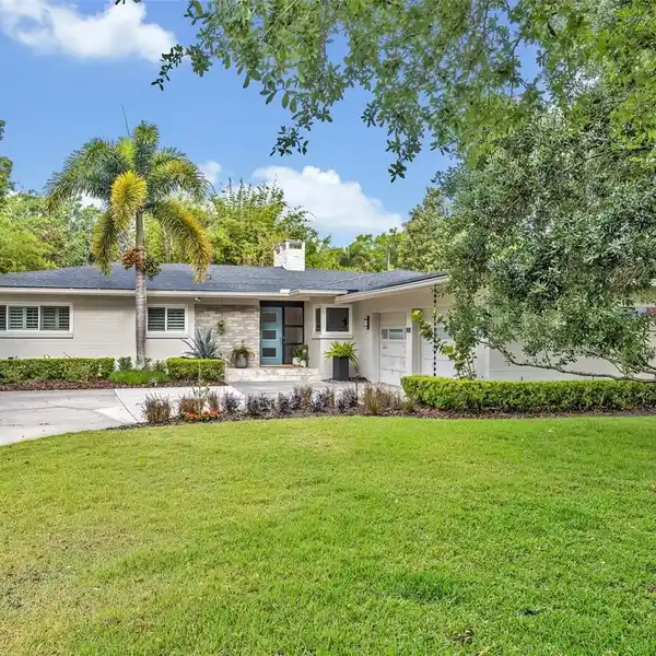 GOLDEN TRIANGLE GEM WITH PRIVATE YARD RETREAT