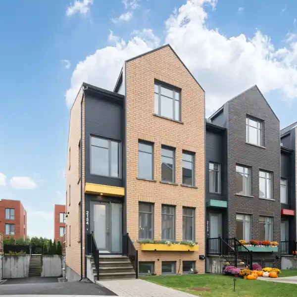 EXCEPTIONAL CORNER UNIT IN THE PRESTIGIOUS BOIS-FRANC NEIGHBOURHOOD