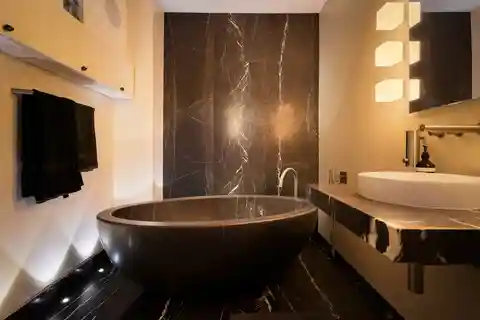Lakeside Retreat of Refined Taste