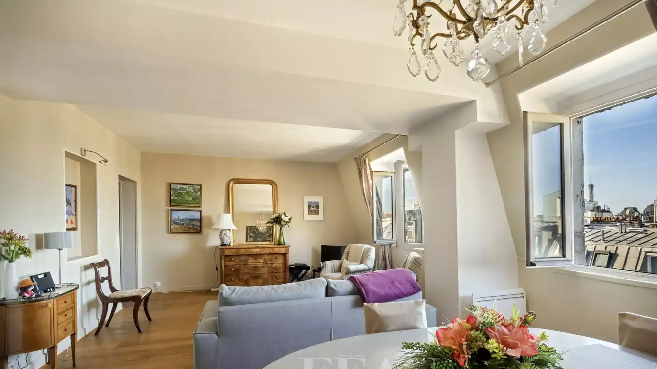 Immaculate Top-floor Apartment