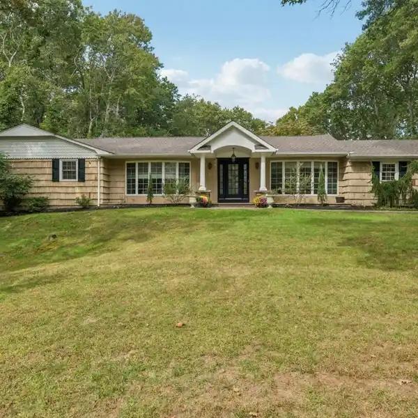 STUNNING HOME IN EXCLUSIVE FORT SALONGA