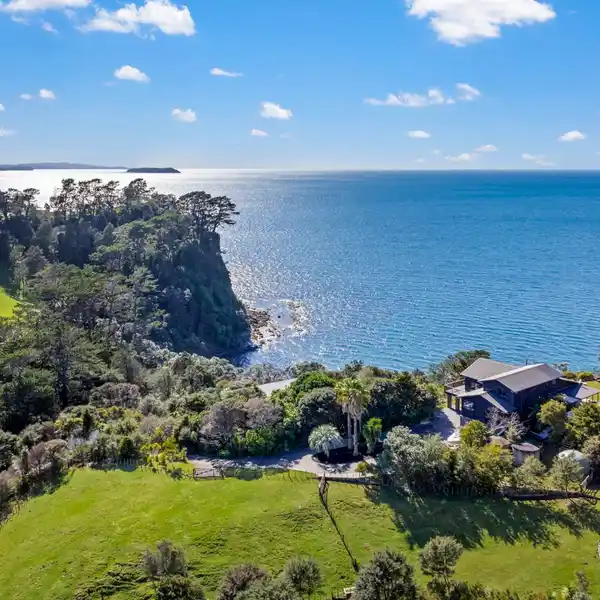 WATERFRONT LIFESTYLE ON HIBISCUS COAST HIGHWAY
