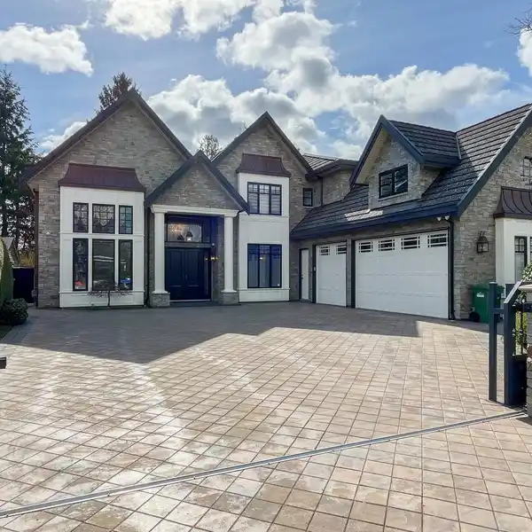 SPECTACULAR DELUXE CUSTOM HOME