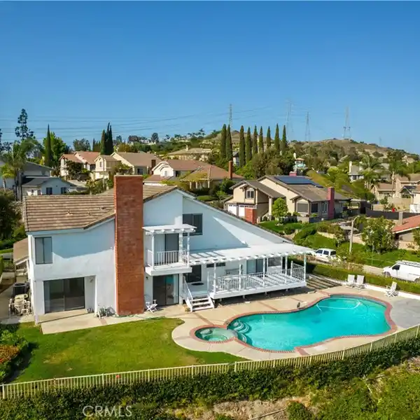 BEAUTIFUL HOME WITH SPECTACULAR VIEWS