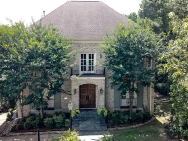 CUSTOM BEAUTY IN A GATED COMMUNITY