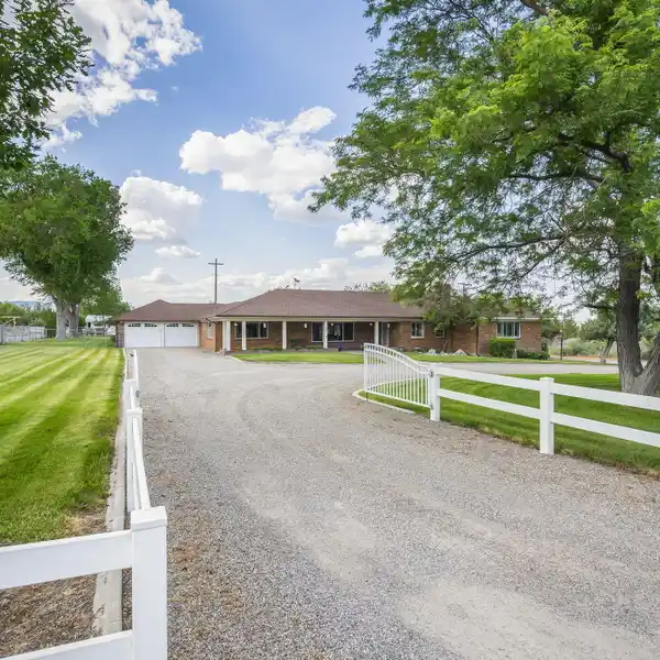 REFINED LIVING AND EQUESTRIAN EXCELLENCE