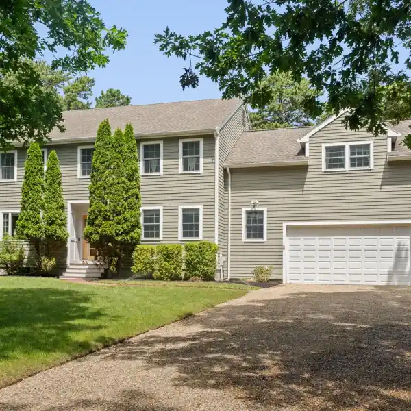 SPACIOUS COLONIAL IN DESIRABLE MEADOW VIEW FARMS