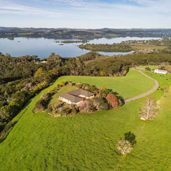 EXECUTIVE LIVING WITH TRULY BREATHTAKING VIEWS