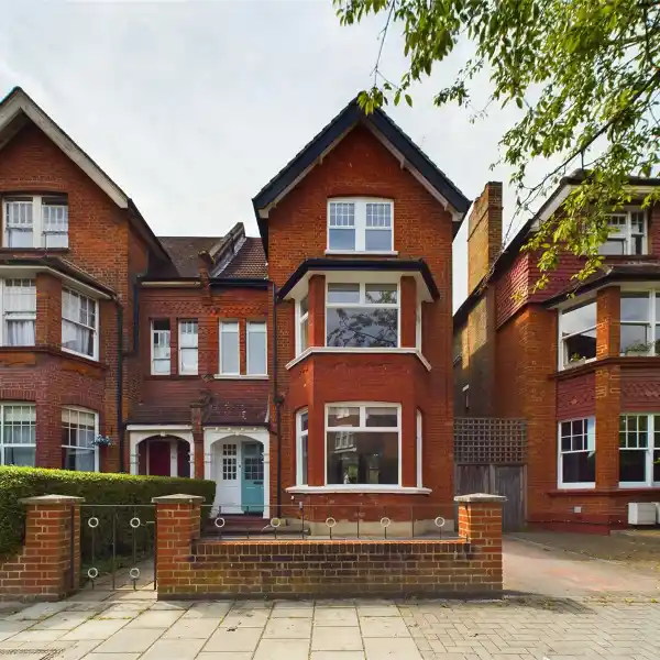 FANTASTIC SIX BEDROOM TERRACED HOUSE