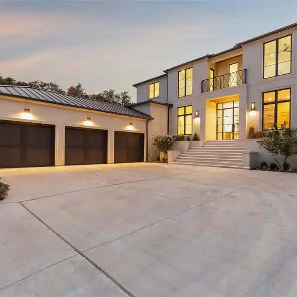 EXQUISITE HERITAGE HOME IN THE KNOLLS IN WESTLAKE