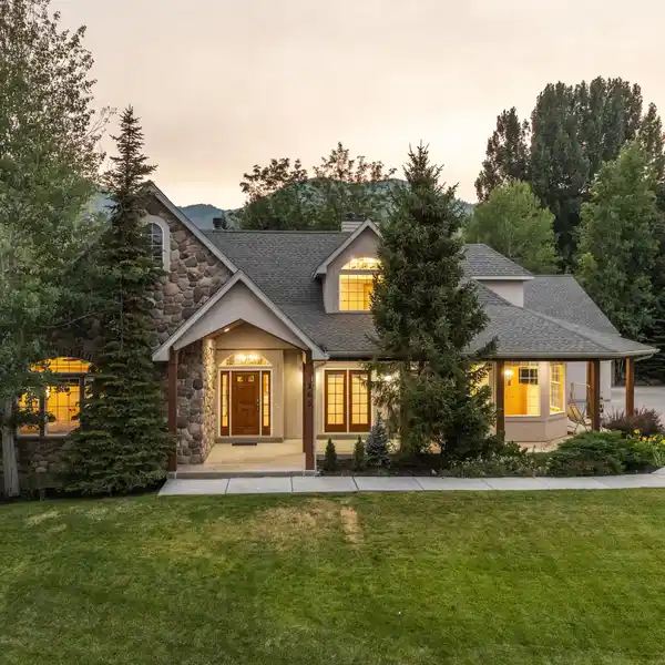 CHARMING HOME IN A SERENE MOUNTAIN SETTING