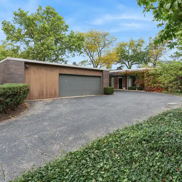 RARE LAKEFRONT OPPORTUNITY IN KENILWORTH