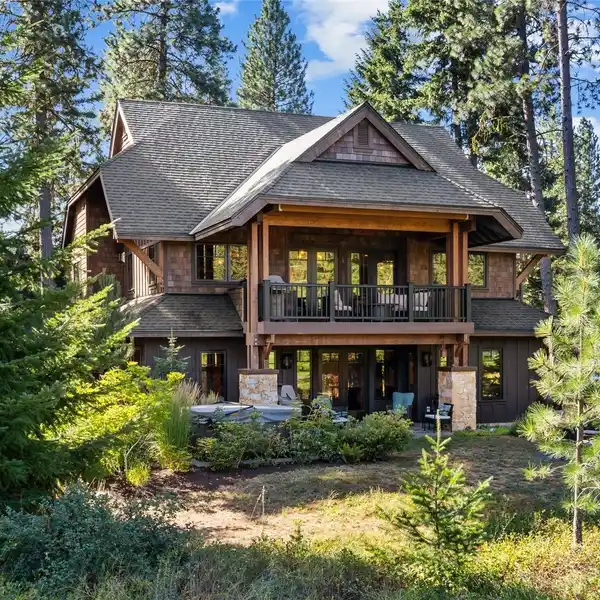 CHARMING CLE ELUM HOME WITH SPECTACULAR VIEWS