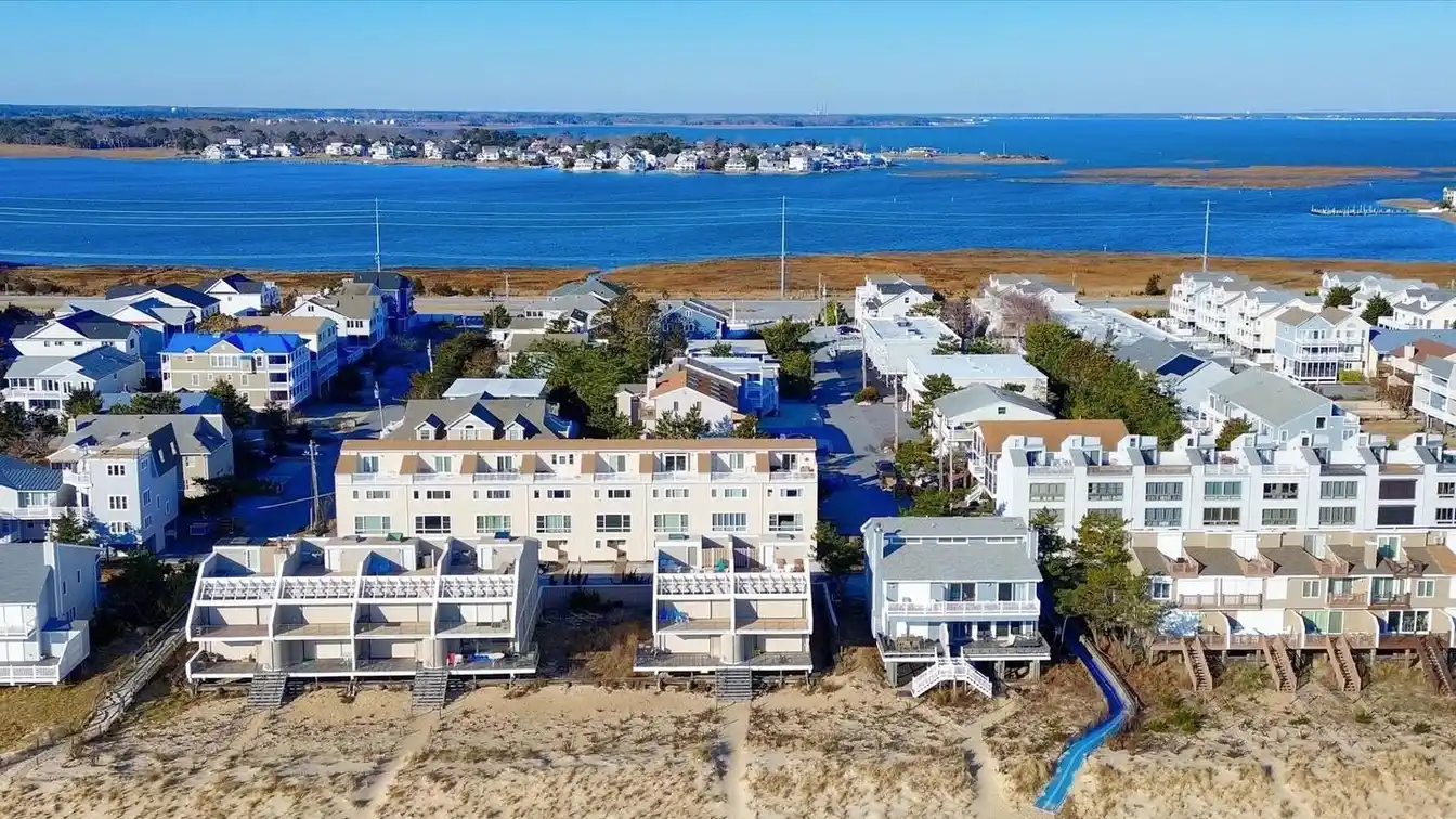 End-unit Townhome in Tower Shores