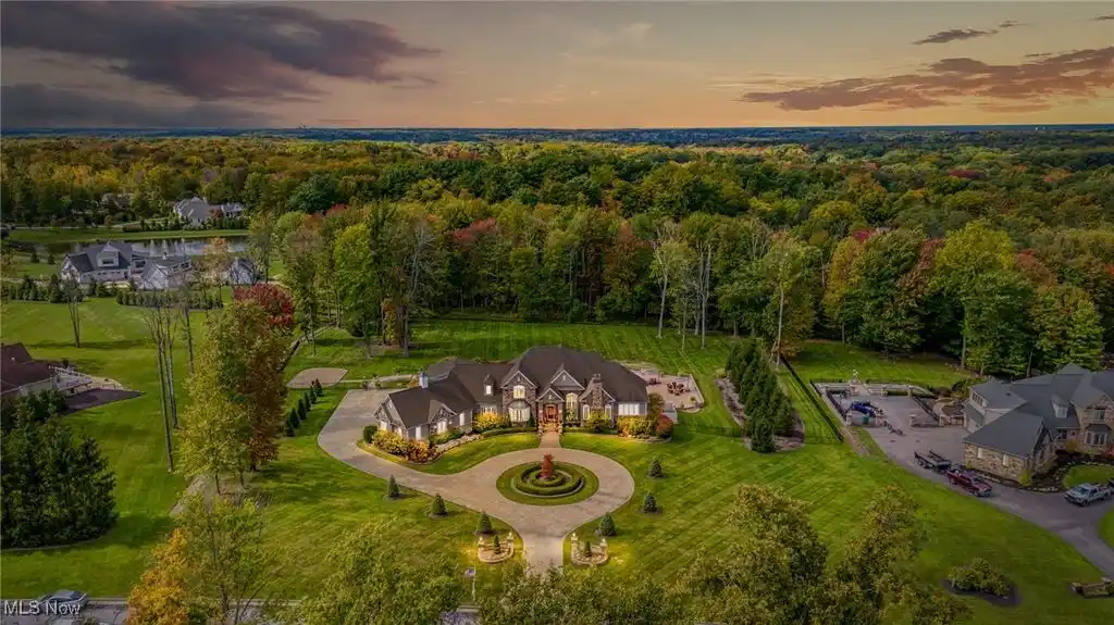 Magnificent Georgian Manor in Prestigious Foxwood Trail