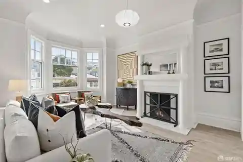 Bright and Spacious Full-floor Flat