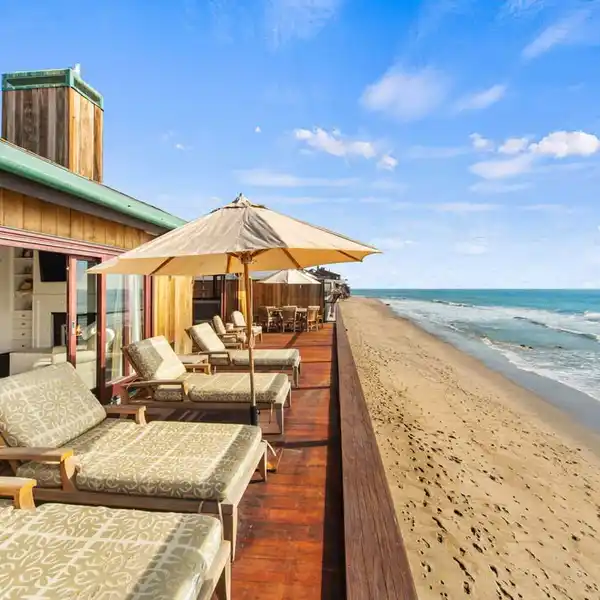 STUNNING MALIBU ROAD BEACH HOME