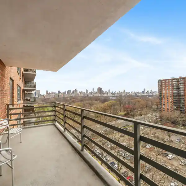 FULLY-RENOVATED OVERSIZED ONE BEDROOM