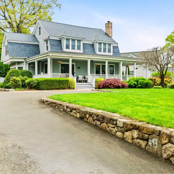 BEAUTIFULLY MAINTAINED GAMBREL COLONIAL
