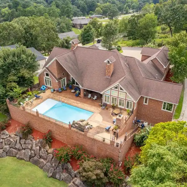 COMFORTABLE LUXURY RETREAT ON LAKE HAMILTON