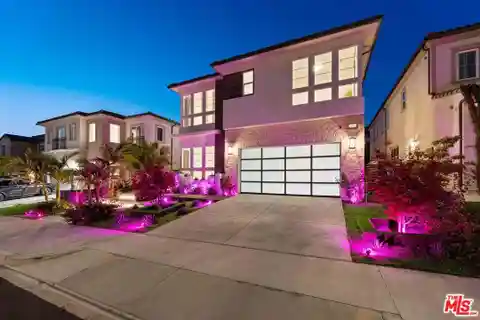 Gorgeous Residence Full of Custom Upgrades
