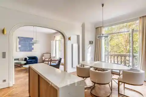 Apartment Overlooking the Champ-De-Mars and the Eiffel Tower