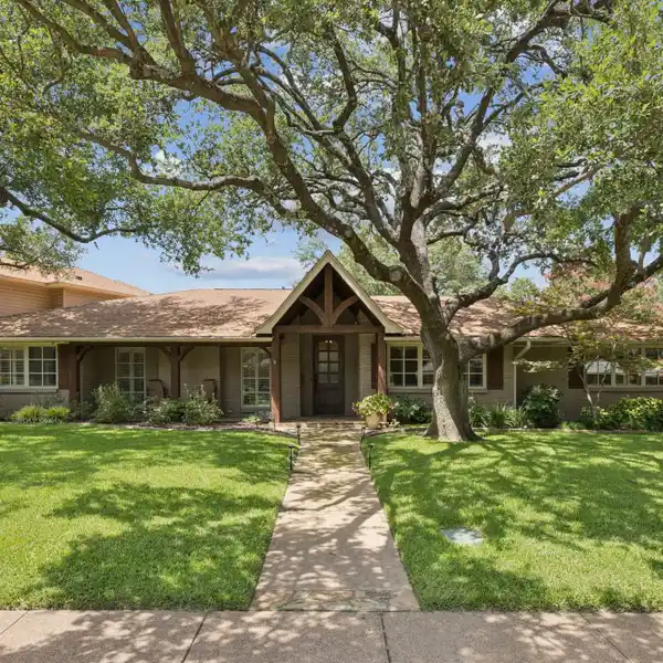STUNNING HOME IN DESIRABLE EUDORA ESTATES