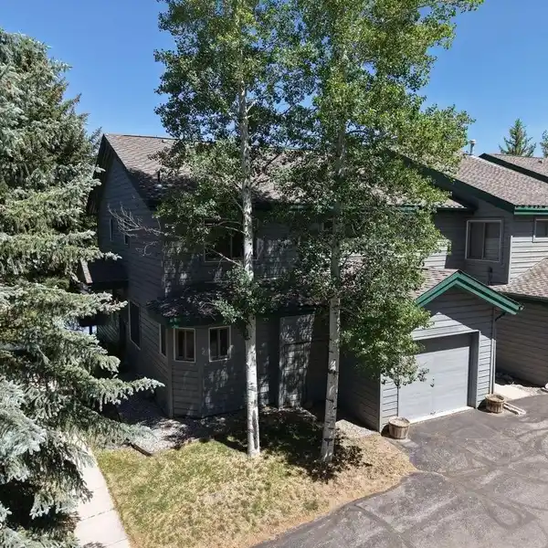 BEAUTIFULLY REMODELED END-UNIT TOWNHOME